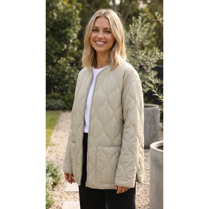 Lange Steppjacke für Damen mit Seitenschlitzen für die Übergangszeit