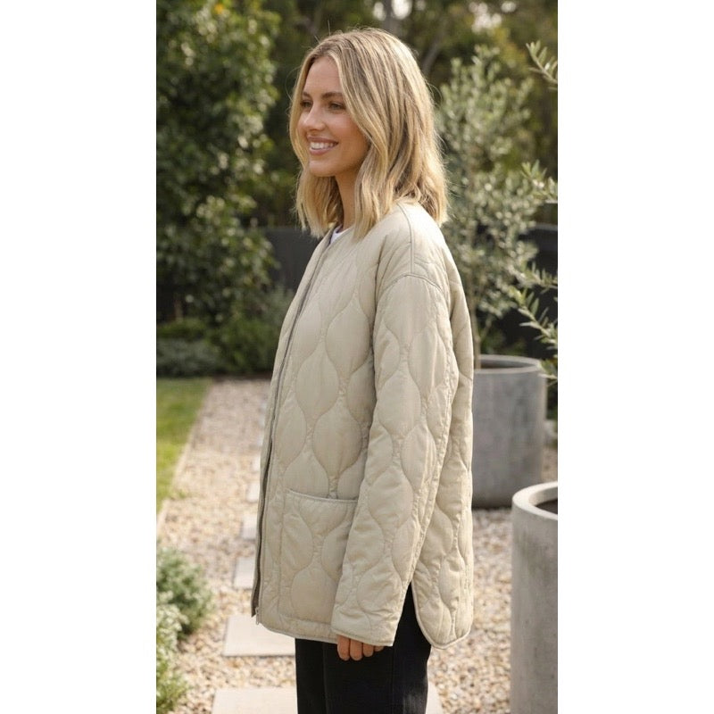 Giacca trapuntata donna beige indossata – vista di tre quarti
