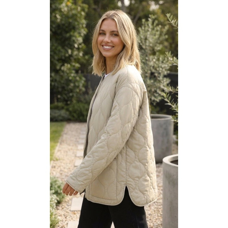 Giacca trapuntata donna beige con spacchi laterali – vista laterale