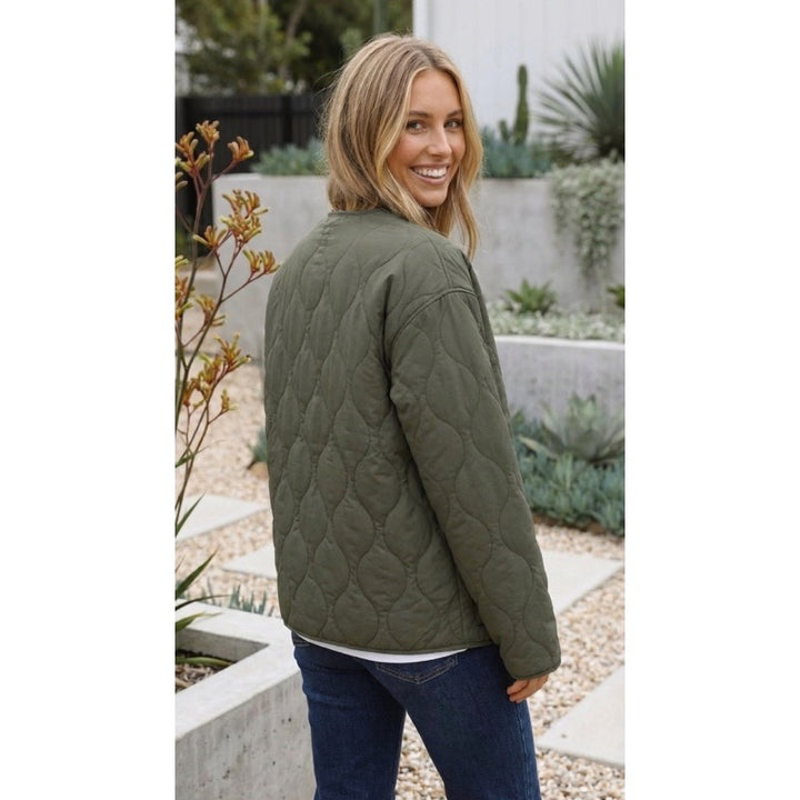 Giacca trapuntata donna verde oliva indossata con jeans