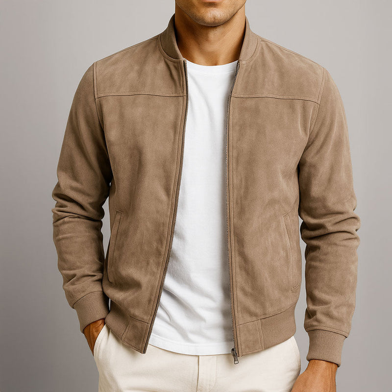 Uomo con giacca effetto scamosciato marrone e t-shirt bianca