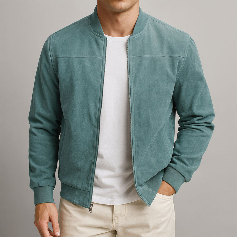 Uomo con giacca effetto scamosciato blu e collo alto