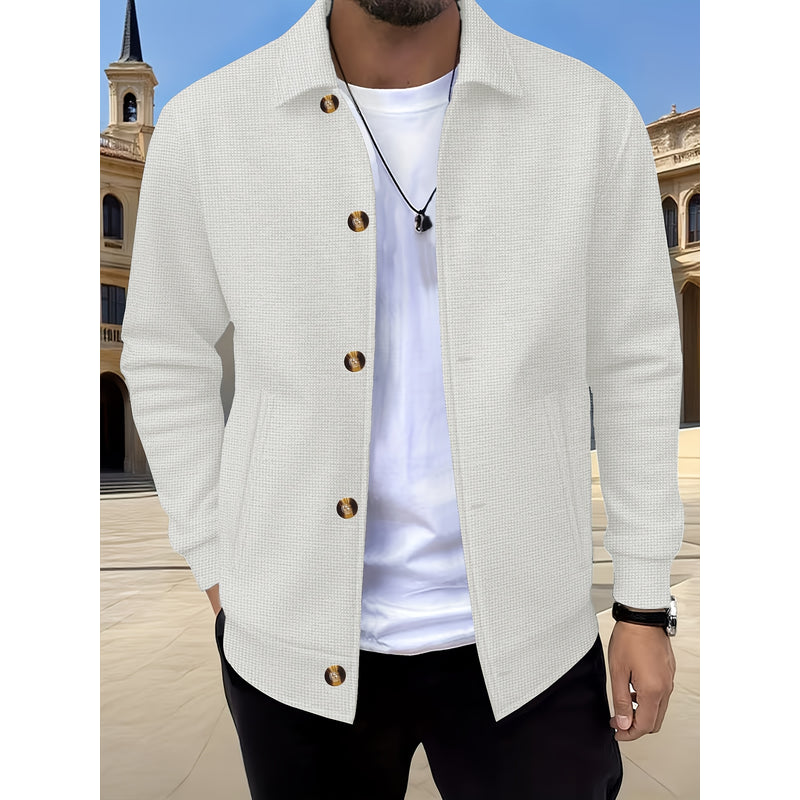 Uomo con giacca bianco aperta su t-shirt bianca