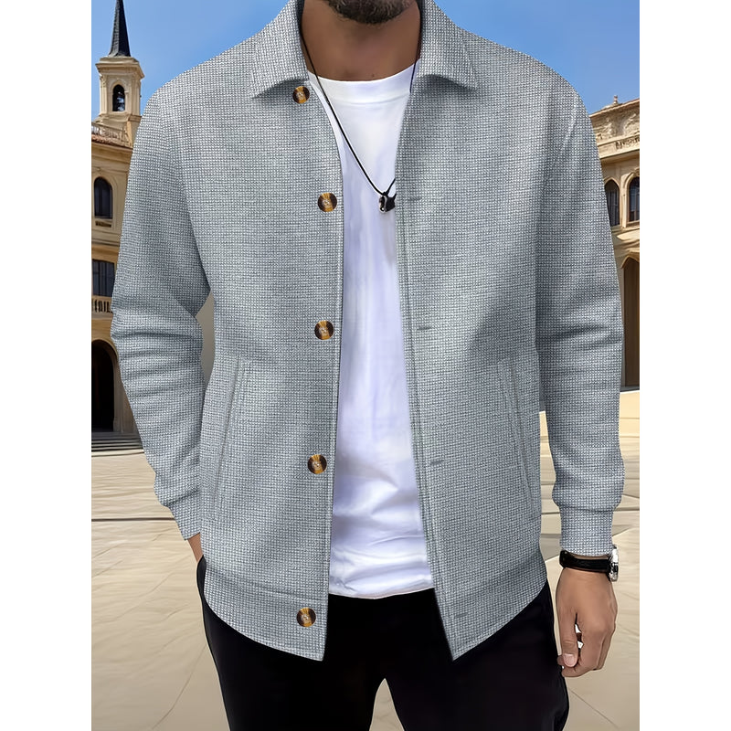 Uomo con giacca grigio aperta su t-shirt bianca