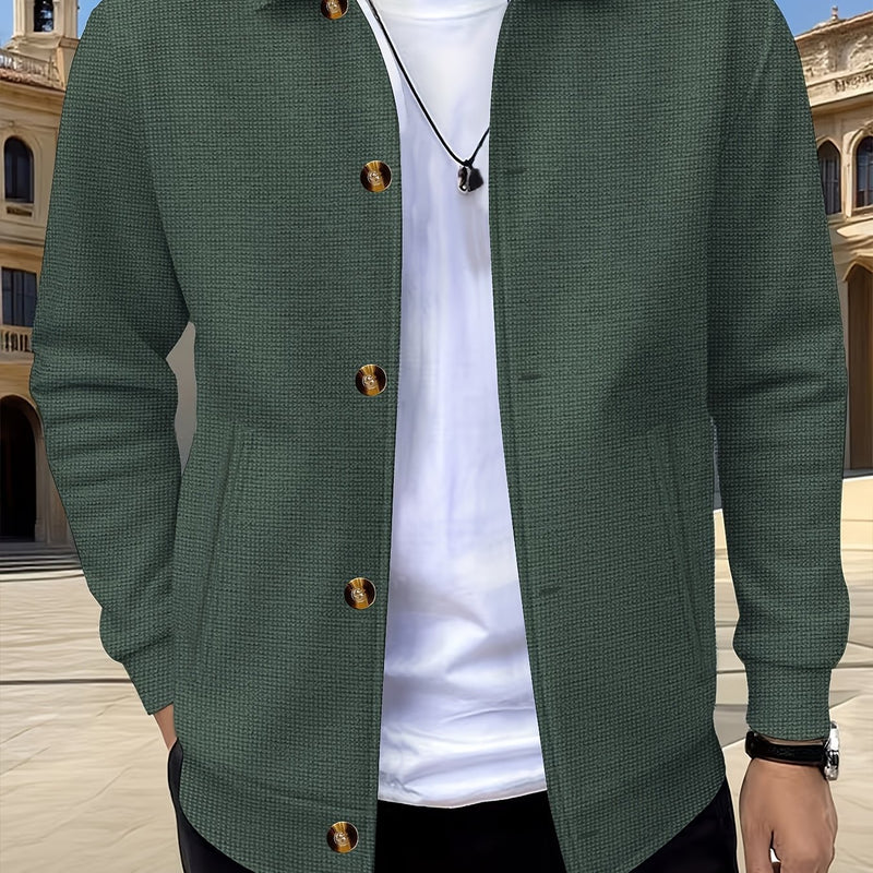 Uomo con giacca verde militare in tessuto strutturato con bottoni
