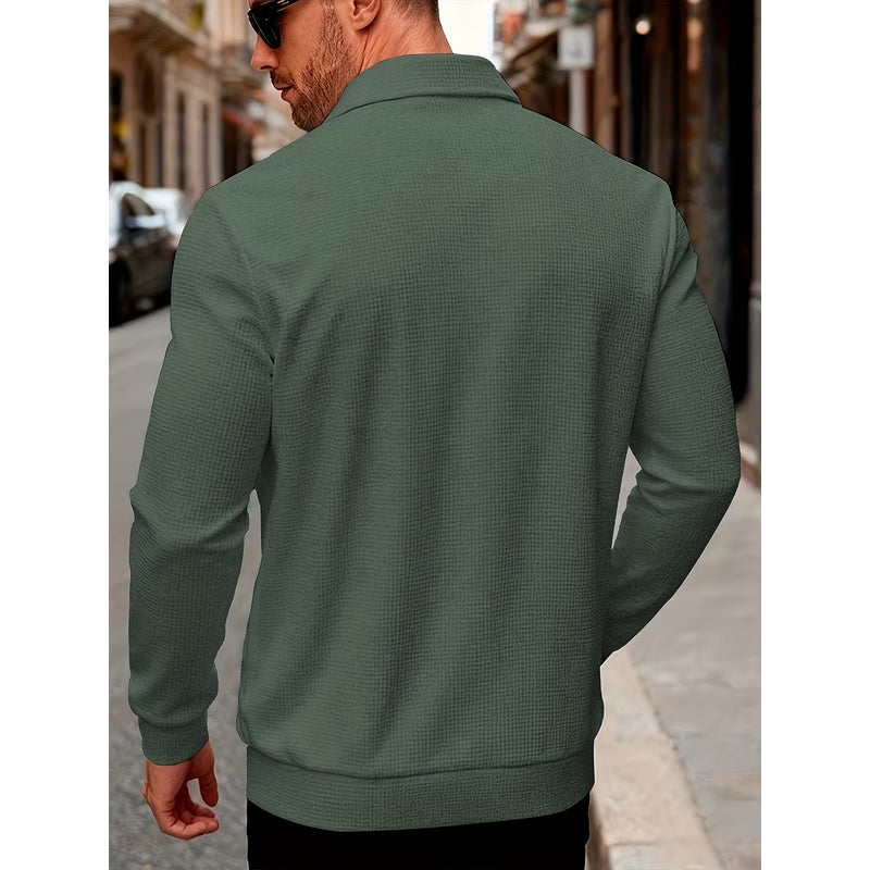 Uomo con giacca verde militare – vista posteriore
