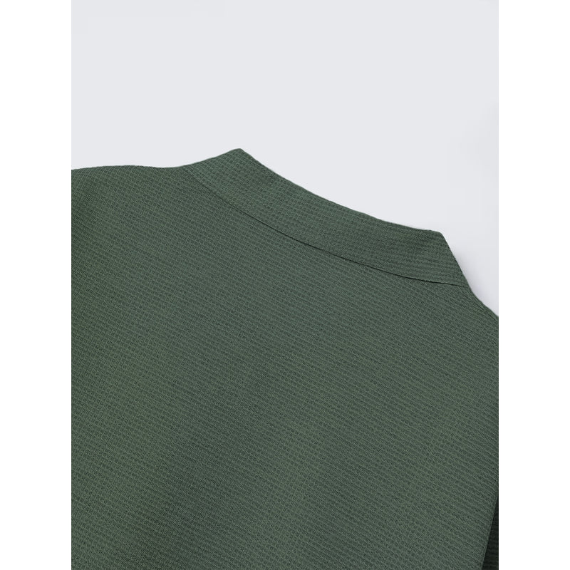 Dettaglio del colletto della giacca da uomo verde militare