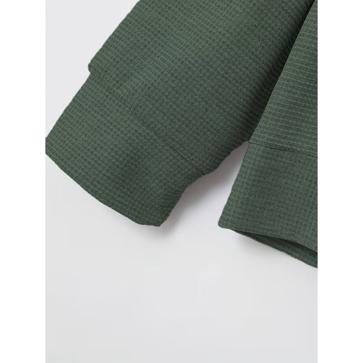 Dettaglio del polsino della giacca da uomo verde militare