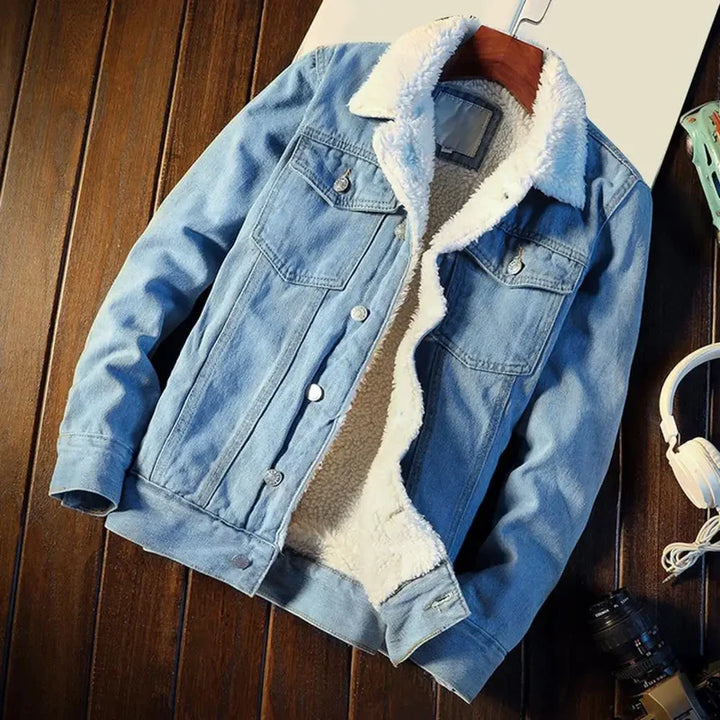 Giacca di jeans da uomo azzurra con colletto effetto pelliccia
