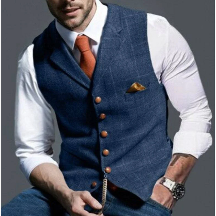 Uomo con gilet blu effetto tweed e camicia bianca