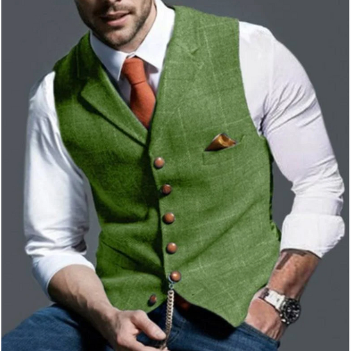 Uomo con gilet verde effetto tweed e camicia bianca