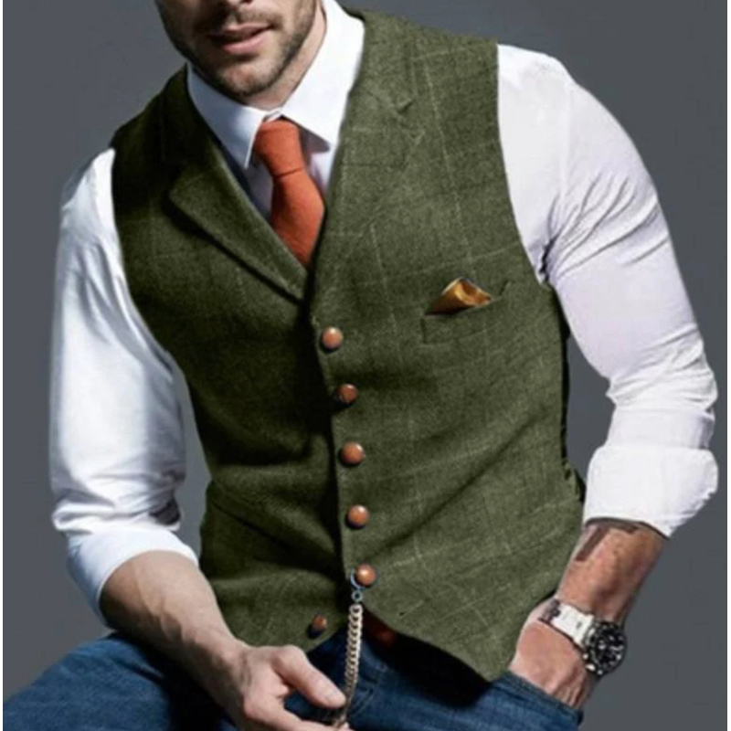 Uomo con gilet verde oliva effetto tweed e camicia bianca