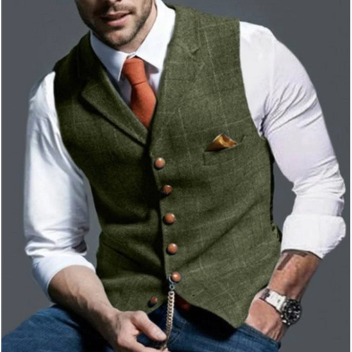 Uomo con gilet verde oliva effetto tweed e camicia bianca