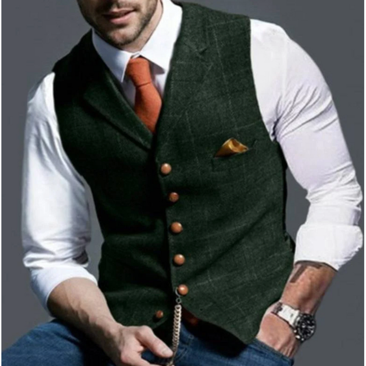 Uomo con gilet verde scuro effetto tweed e camicia bianca