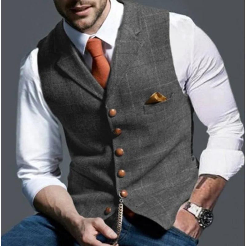 Uomo con gilet grigio effetto tweed e camicia bianca