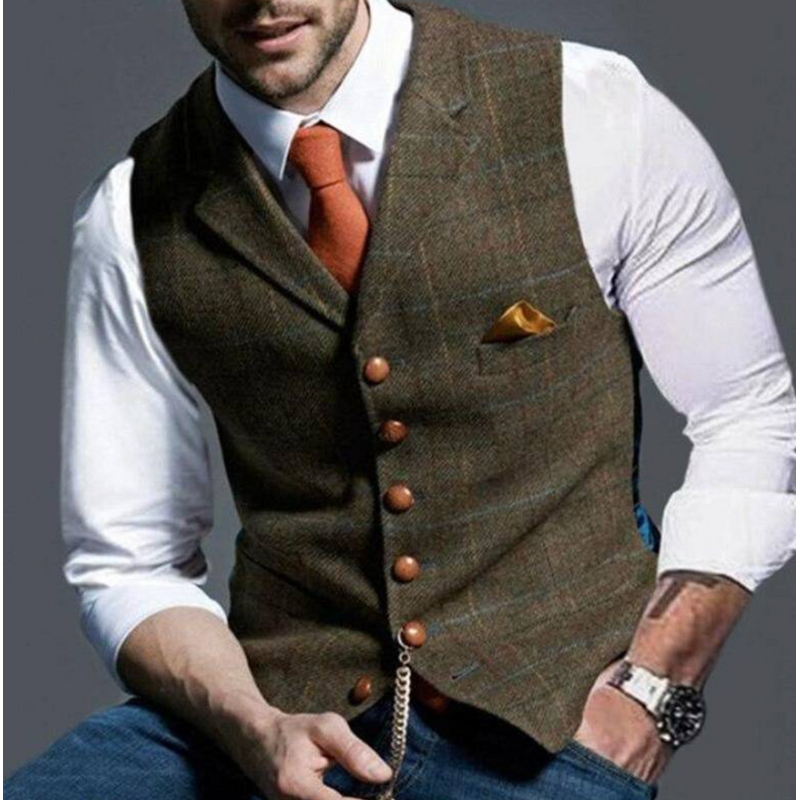 Uomo con gilet marrone effetto tweed e camicia bianca