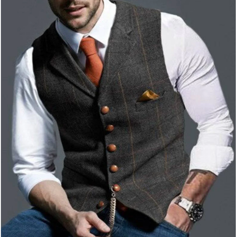 Uomo con gilet grigio scuro effetto tweed e camicia bianca