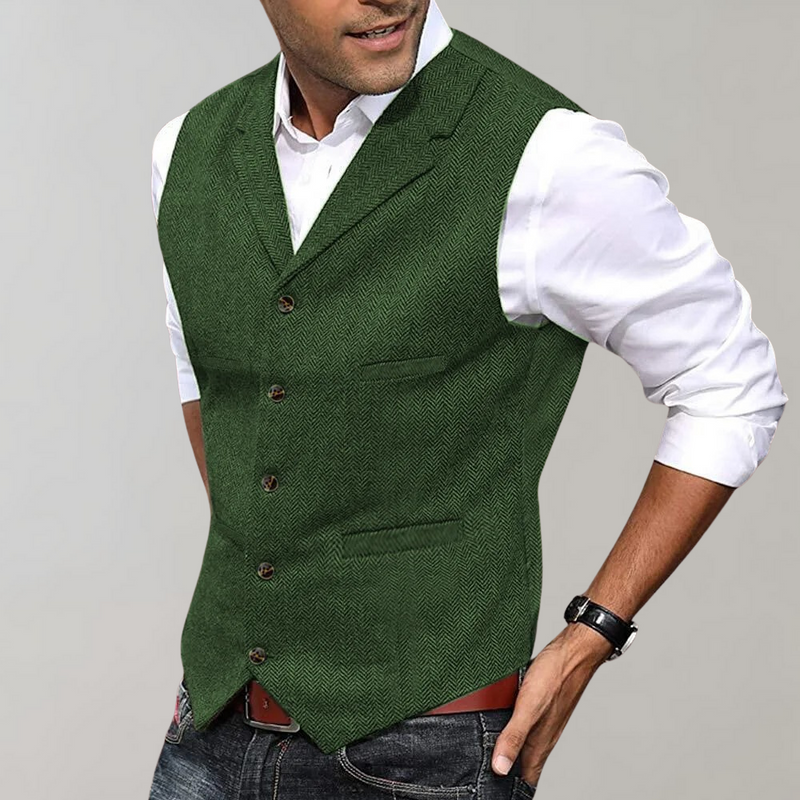 Uomo con gilet verde con revers e camicia bianca