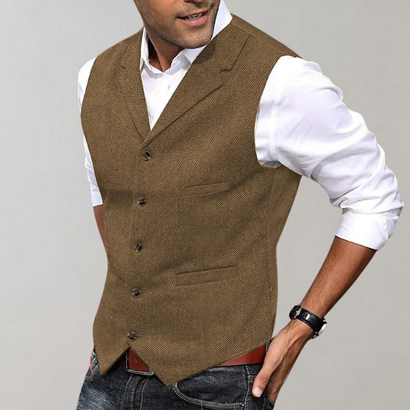 Uomo con gilet marrone con revers e camicia bianca
