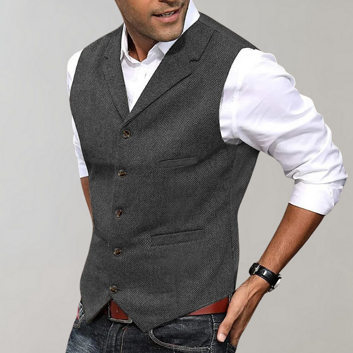 Uomo con gilet grigio con revers e camicia bianca