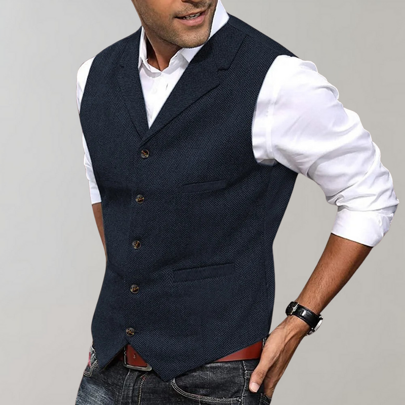 Uomo con gilet blu navy con revers e camicia bianca