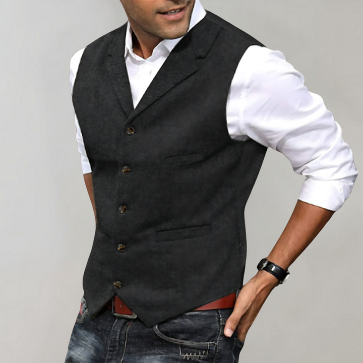 Uomo con gilet nero con revers e camicia bianca