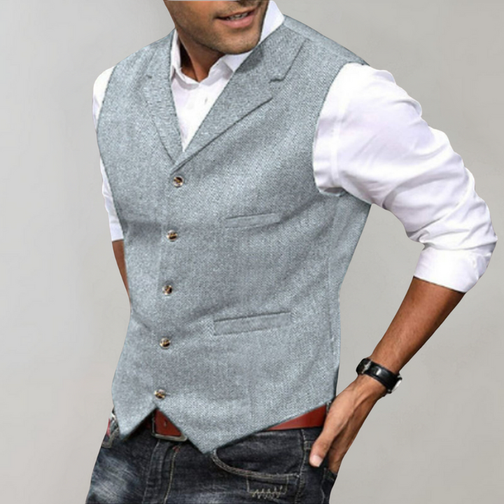 Uomo con gilet grigio chiaro con revers e camicia bianca