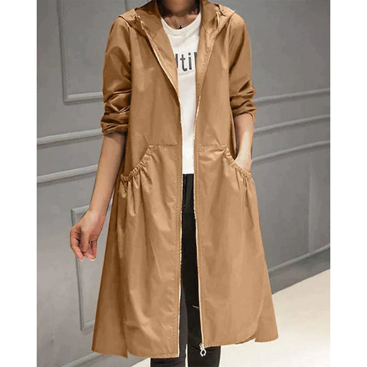 Impermeabile lungo da donna con cappuccio marrone chiaro – vista frontale