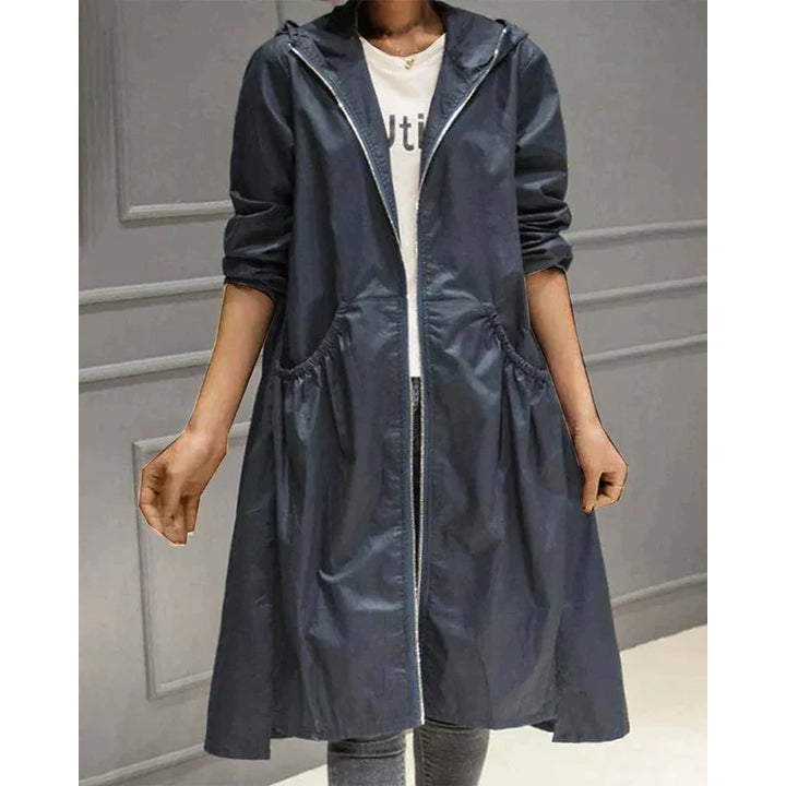 Impermeabile lungo da donna con cappuccio blu scuro – vista frontale