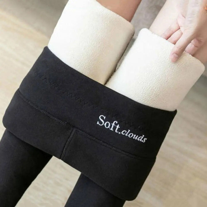 Dettaglio della fodera in pile dei leggings neri