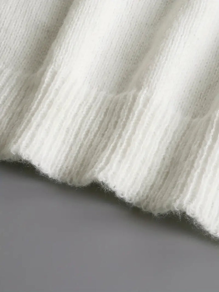 Dettaglio dell'orlo ondulato del maglione donna