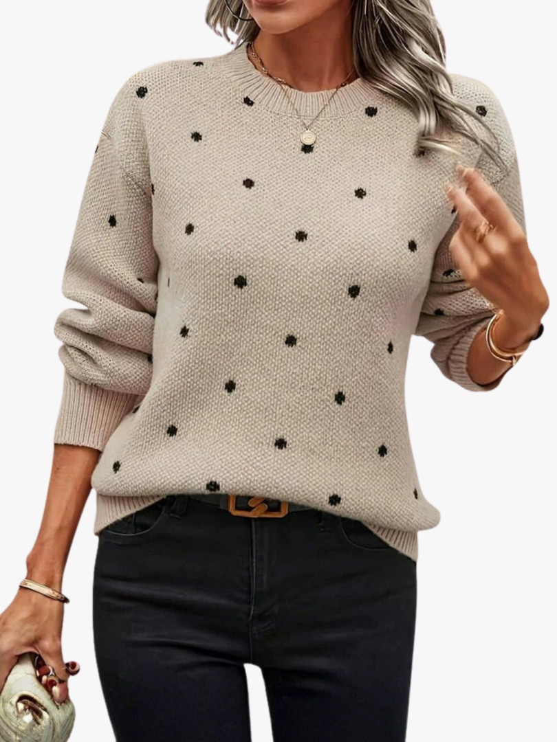 Donna che indossa il maglione a pois cachi
