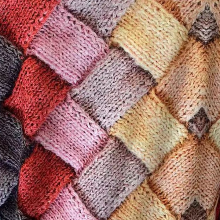 Dettaglio della maglia a rombi multicolore