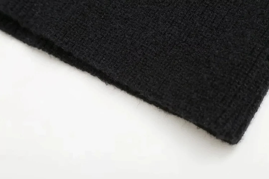 Dettaglio del polsino del maglione nero