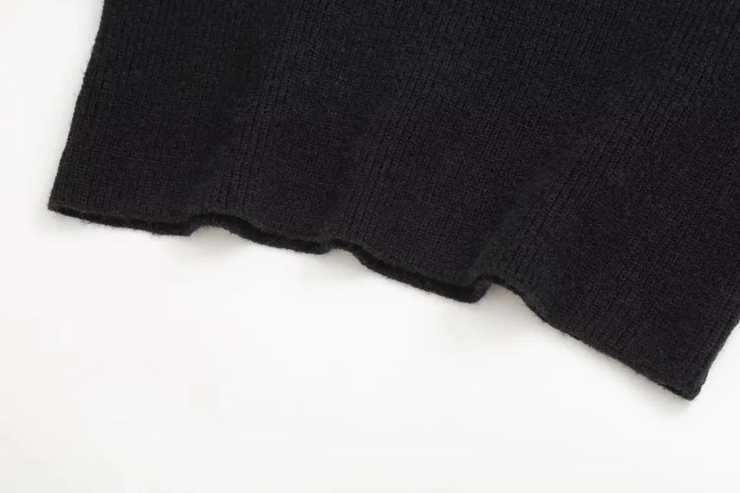Dettaglio dell'orlo del maglione nero