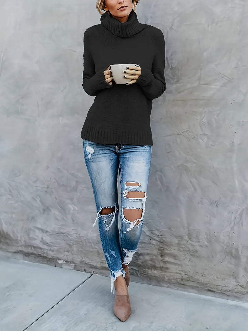 Maglione donna a collo alto nero con jeans