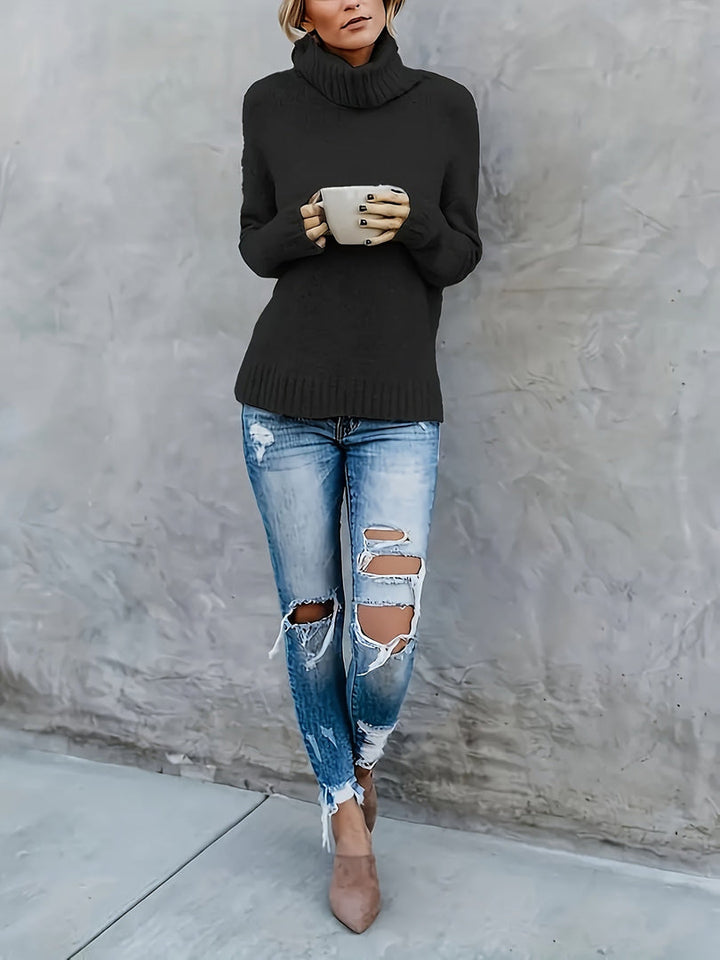 Maglione donna a collo alto nero con jeans