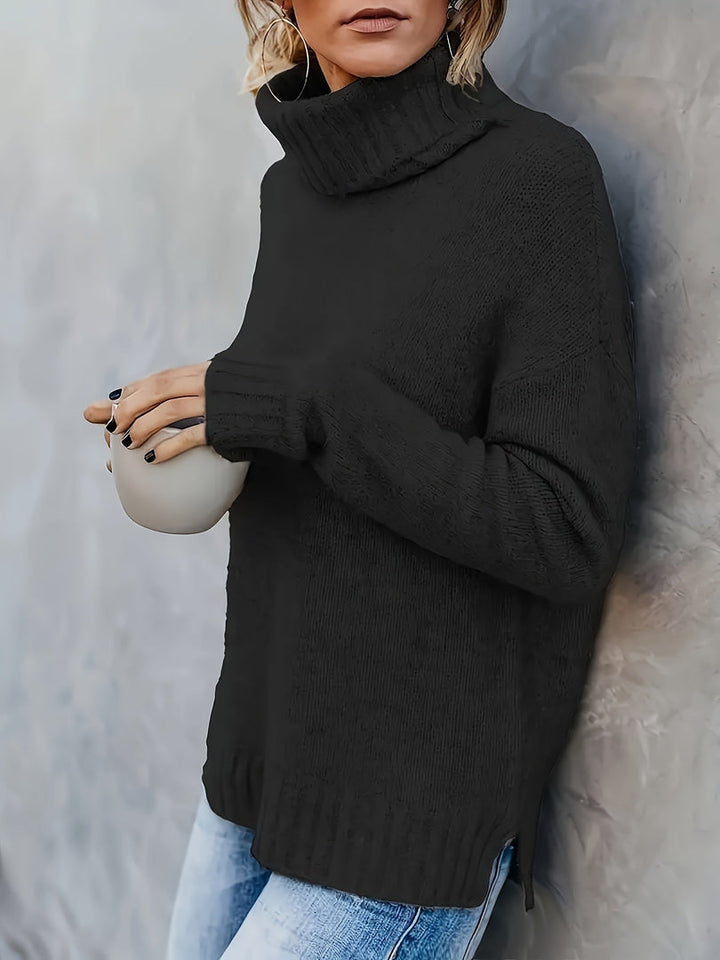 Maglione donna a collo alto nero indossato