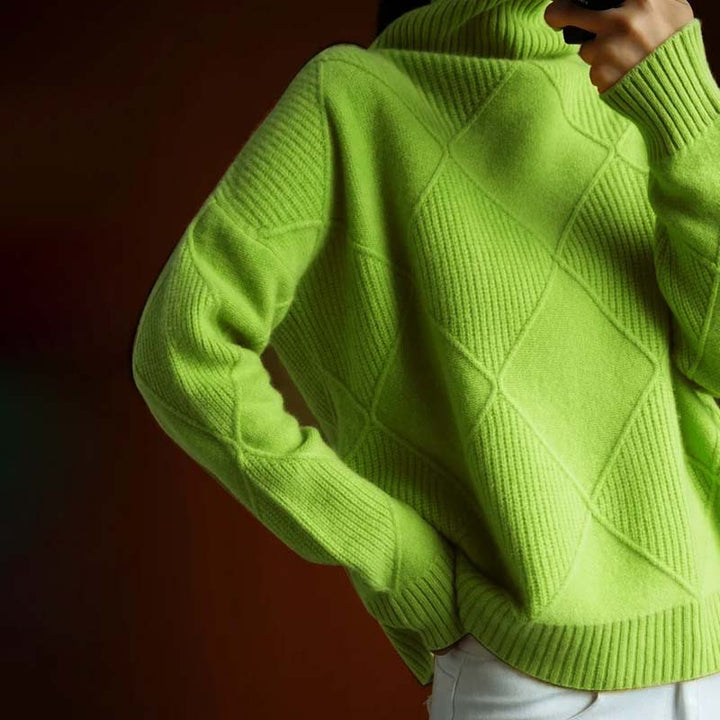 Maglione donna a collo alto verde lime indossato
