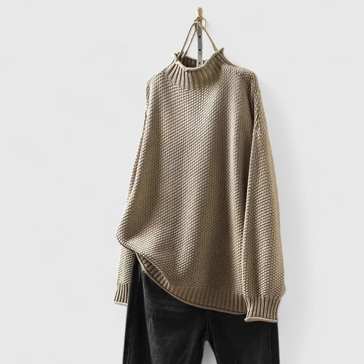 Maglione donna a collo alto beige appeso
