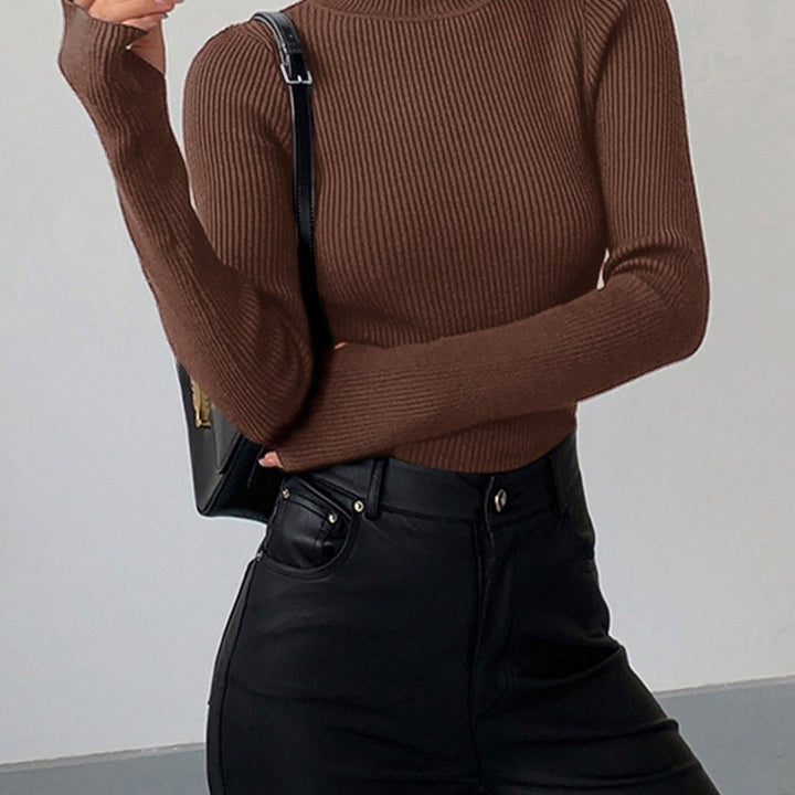 Maglione Donna a Coste con Collo Alto Aderente in marrone scuro, indossato, vista frontale