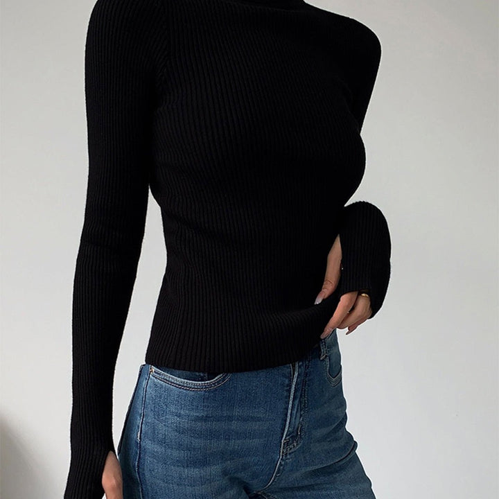 Maglione Donna a Coste con Collo Alto Aderente in nero, indossato, vista frontale