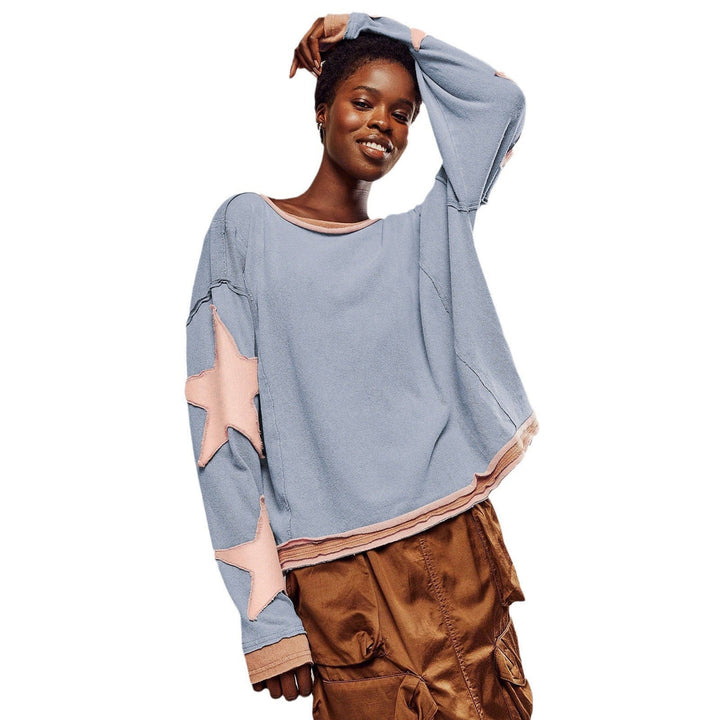 Donna che indossa il maglione azzurro con stelle