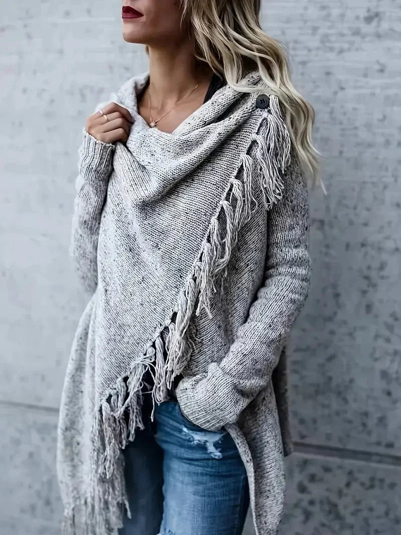 Maglione donna a tunica grigio con frange indossato