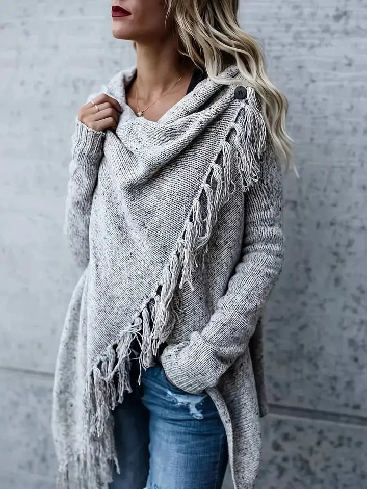 Maglione donna a tunica grigio con frange indossato