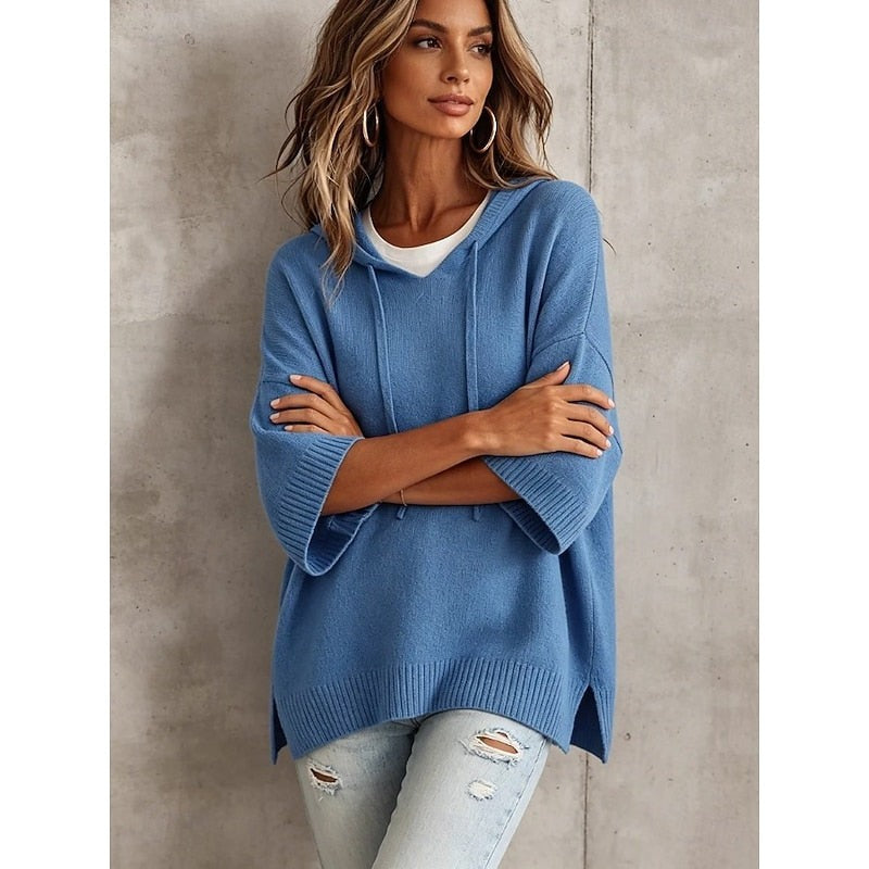 Maglione Donna con Cappuccio e Maniche Ampie con Spacchi Laterali in blu, indossato, braccia incrociate