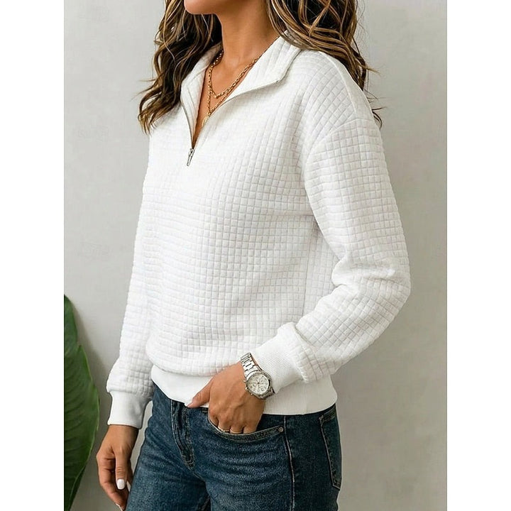 Maglione Donna con Mezza Zip e Trama a Nido d'Ape in bianco, indossato, vista laterale