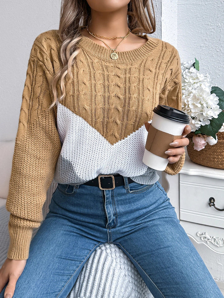 Maglione donna cachi con chevron bianco indossato