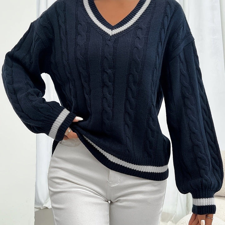 Maglione Donna con Scollo a V, Trecce e Bordi a Contrasto in blu navy, indossato con pantaloni bianchi