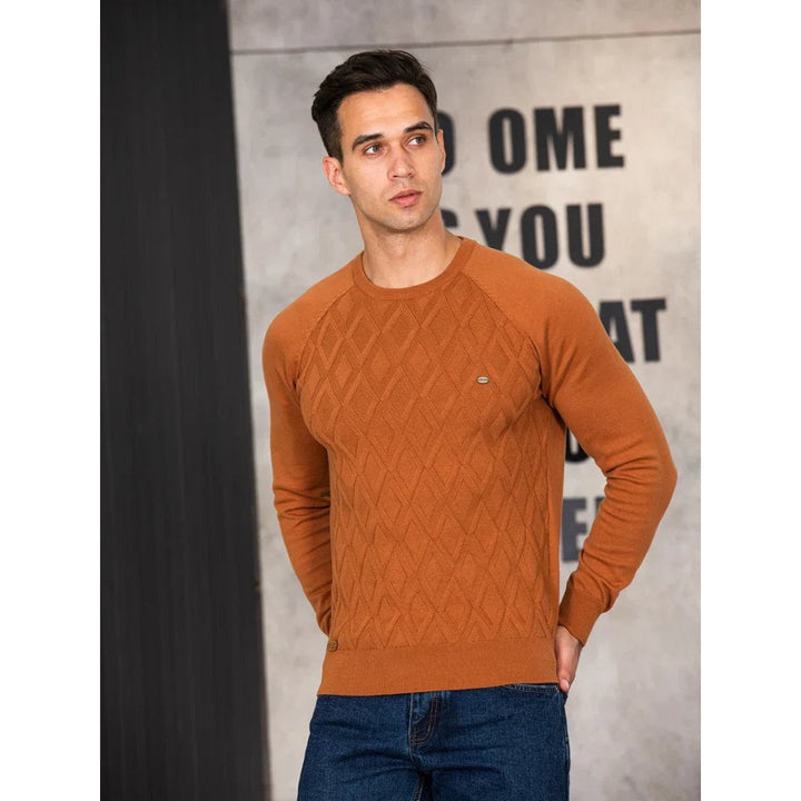 Maglione Uomo Girocollo con Motivo a Rombi in marrone, indossato